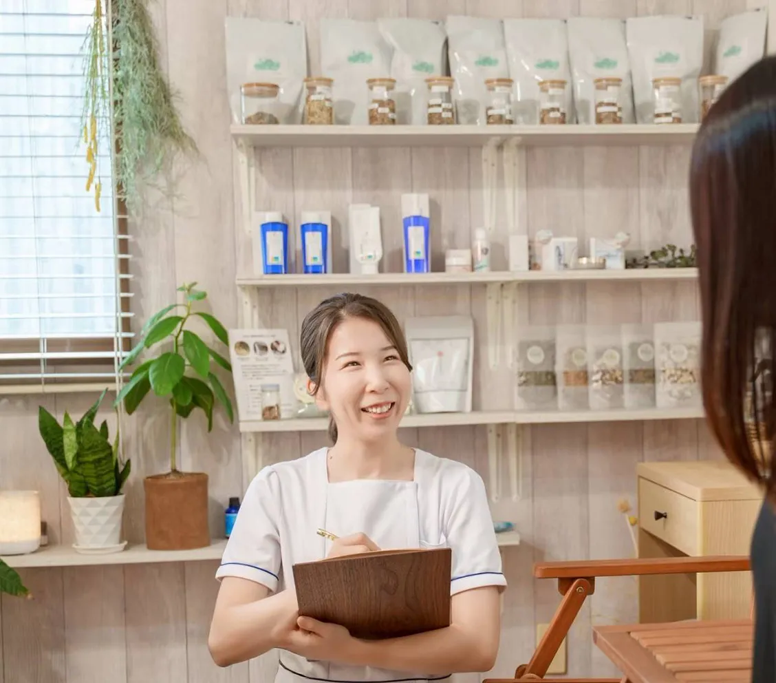 自分らしく笑顔で接するセラピスト