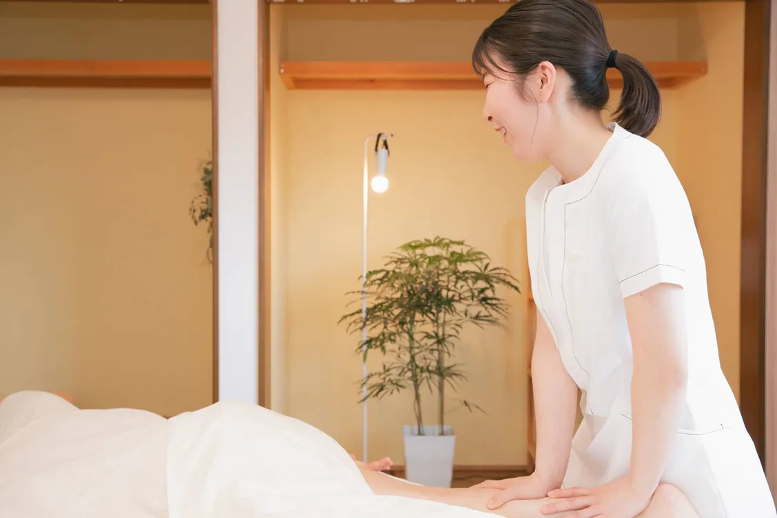 頭部に優しく触れる施術